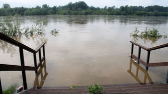 Wody w Wiśle jest coraz więcej. Powoli zaczyna zalewać bulwar przy ul. 6 Sierpnia 