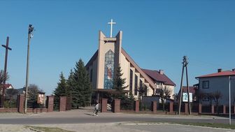 Kobieta powiesiła się na placu przy kościele. Wcześniej spowodowała kolizję