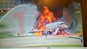 41 osób zginęło w pożarze samolotu. Moment lądowania na lotnisku w Moskwie [wideo]