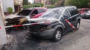 Przy ul. Hirszfelda spaliły się dwa auta – land rover i mazda