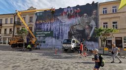 Miasto powiesiło reklamową płachtę na kamienicy przy deptaku. Konserwator zabytków: "Zgody nie było"