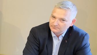 - Widać, że ktoś, kto to pisał, nieźle się bawił, wymyślając tego typu bzdety - mówi nam Marek Krakowski