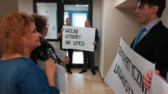 Protest w rektoracie UMCS. Pracownicy przeciwko zapisom w projekcie statutu uczelni [zdjęcia]