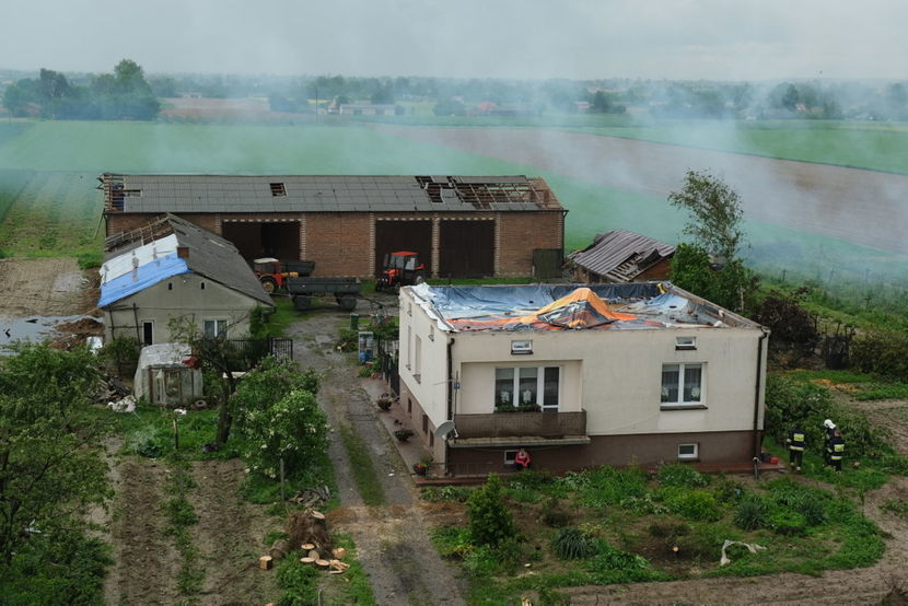 Jeden z domów zniszczonych po trąbie powietrznej w Stasinie