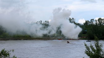 Kazimierz Dolny: Eksplozje na wyspie i pękające wały nad Wisłą [zdjęcia]