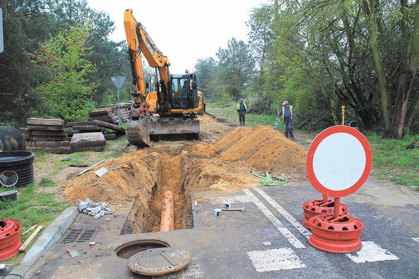 Trwa montaż kanalizacji deszczowej, która znajdzie się pod przebudowaną ul. Powstańców Listopadowych