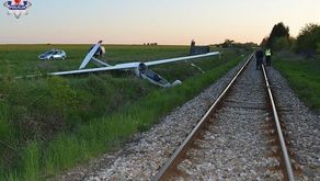 Szybowiec zahaczył o korony drzew. 16-letni pilot musiał awaryjnie lądować