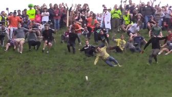 Najdziwniejszy bieg na świecie? Z pogoni za serem ciężko wyjść bez szwanku [wideo]