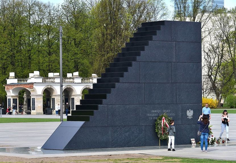 Zaprojektowany przez Jerzego Kalinę Pomnik Ofiar Tragedii Smoleńskiej na placu marsz. Józefa Piłsudskiego w Warszawie. Uroczyście odsłonięty 10 kwietnia 2018