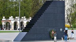 Zaprojektowany przez Jerzego Kalinę Pomnik Ofiar Tragedii Smoleńskiej na placu marsz. Józefa Piłsudskiego w Warszawie. Uroczyście odsłonięty 10 kwietnia 2018