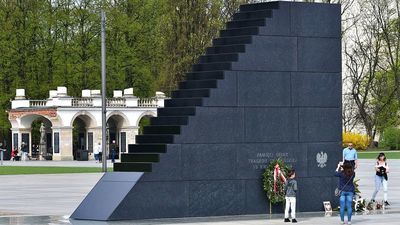 Zaprojektowany przez Jerzego Kalinę Pomnik Ofiar Tragedii Smoleńskiej na placu marsz. Józefa Piłsudskiego w Warszawie. Uroczyście odsłonięty 10 kwietnia 2018