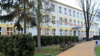Szkoła Podstawowa nr 2 w Puławach to jedna z kilku placówek, w której w tym roku możemy spodziewać się zmiany na stanowisku dyrektora 
