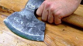 Lublin: Złapał za siekierę i uderzył nią kobietę. Pokłócili się o piwo