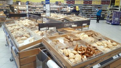 Sieć sklepów przekonuje, że nie ma prawnego wymogu stosowania pokryw na pojemnikach z pieczywem