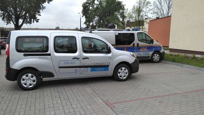 Strażnicy miejscy testują samochód elektryczny