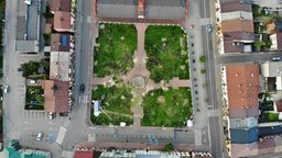 Z placu zostało wycięte 58 drzew. Plan rewitalizacji przewiduje, że posadzony zostanie jeden buk i pięć brzózek. Stanie tam też 39 dużych donic z betonu architektonicznego (otoczonych siedziskami) z klonami, grabami i innymi roślinami. Zamiast trawy i alejek będą płyty betonowe i kostka imitująca naturalny kamień. Dotychczasową fontannę zastąpi nowa strumieniowa z 48 dyszami. Teren będzie monitorowany