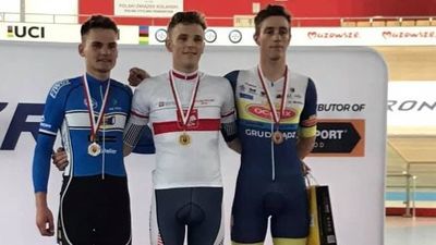 Daniel Staniszewski ze złotym medalem na szyi za triumf w Omnium