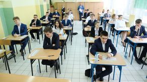 Tego, czy dostali się do wymarzonej szkoły, absolwenci gimnazjów i zreformowanych 8-letnich podstawówek dowiedzą się dopiero 4 lipca. W rekrutacji liczą się wyniki egzaminów (gimnazjalny lub ósmoklasisty) i ocen na świadectwach