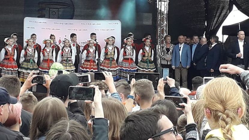 Prezydent Andrzej Duda z małżonką (na scenie z prawej strony)