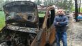 Wojciech Gęsicki, współwłaściciel Simby, przy spalonym samochodzie