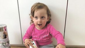 Wiktoria jest radosną dziewczynką