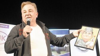 Robert Makłowicz na zakończenie spotkania z mieszkańcami Radzynia Podlaskiego otrzymał pamiątkową karykaturę autorstwa Przemysława Krupskiego 
