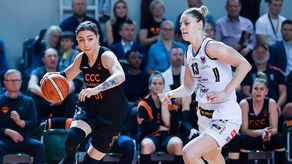 Karolina Puss (z piłką)