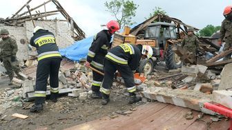 Krajobraz po kataklizmie w Stasinie. "Dach z domu leży gdzieś na polu"
