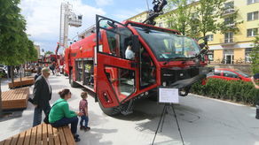 Strażacka defilada na przebudowanym placu w Świdniku [zdjęcia]