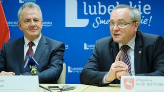 – Chcemy nadal korzystać z doświadczenia menadżerskiego dyr. Dariusza Oleńskiego (z lewej) – deklarował wicemarszałek Zbigniew Wojciechowski
