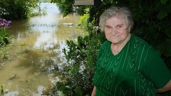 – W ogródku kwiaty miałam, warzywa posiane. Teraz nie ma nic – ubolewa pani Irena 
