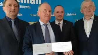 Działacze Polskiego Stronnictwa Ludowego prezentują zaproszenie na Forum Samorządowe Województwa Lubelskiego