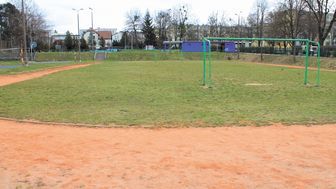 Obiekty sportowe przy SP nr 6 należą obecnie do najstarszych w mieście