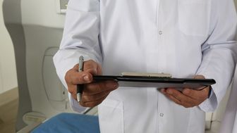 "Gdyby nie emeryci, nie bylibyśmy w stanie obsadzić dyżurów". Jakich lekarzy najbardziej brakuje w Polsce?