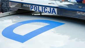 Wypadek na DK 17. Samochód uderzył w słup, a potem potrącił idącą chodnikiem kobietę