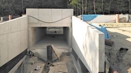 Wtorkowe prace zaczęły się od przeciągania podziemnych instalacji, a na miejscu czekają betonowe prefabrykaty, elementy przyszłego peronu.

