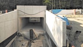 Wtorkowe prace zaczęły się od przeciągania podziemnych instalacji, a na miejscu czekają betonowe prefabrykaty, elementy przyszłego peronu.

