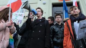 Na zdjęciu Strajk Uczniowski pod lubelskim kuratorium. Z megafonem Przemysław Stefaniak

