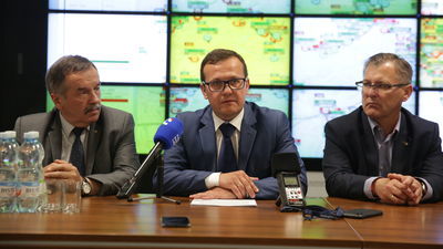 Ryszard Witkowski z-ca dyrektora, Grzegorz Malec, dyrektor i Sławomir Podsiadły zca dyrektora Zarządu Transportu Miejskiego na konferencji z mediami
