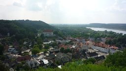 Ile alkoholu sprzedano? Ilu jest mieszkańców? Ile wydano? Raport o gminie Kazimierz Dolny