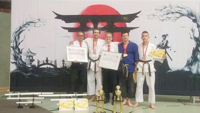 Daniel Iwanek (drugi z prawej) wraz ze swoimi uczniami podczas mistrzostw świata w Stendal