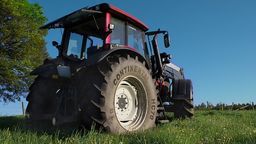 Traktorzysta jechał slalomem. Tłumaczył, że bardzo chciało mu się pić