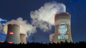 Podobizna premiera Morawieckiego z napisem "wstyd" na kominie elektrowni