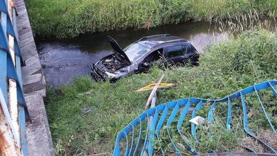 Wjechał do rzeki. Później szedł drogą w samych spodenkach