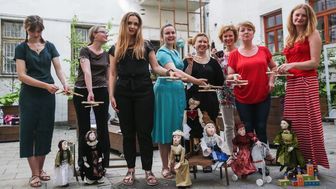 Od lewej: Jadwiga Andegaweńska (Wiktoria Rzążewska), Zofia Firlej (Paulina Zarębska-Denysiuk), Zofia Holszańska (Agata Gumienniak), Elżbieta Łokietkówna (Agnieszka Rzążewska); Anna Jagiellonka (Małgorzata Wardawy), Agnieszka Soszyńska, reżyserka, założycielka Teatru Podręcznego, Bona Sforza (Katarzyna Mitaszka-Knap) i dwórka-narratorka (Ewelina Podsiadły)
