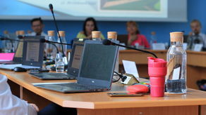 W szklanych butelkach znalazła się woda z kranu