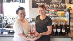 Agnieszka Szcześniak (po prawej), prezes Spółdzielni Roślinnej Ósmesmake z Lublina