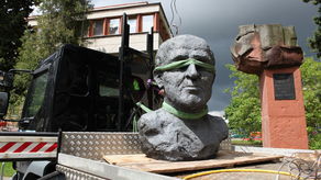 Ściągnął przemysł, rozbudował szkolnictwo, rozwinął miasto. Ale pomnik i tak trzeba było rozebrać, bo był komunistą