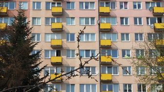 Sprzedał mieszkanie, pieniędzy nie dostał. Zaraz potem lokal został sprzedany dwa razy drożej