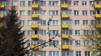 Sprzedał mieszkanie, pieniędzy nie dostał. Zaraz potem lokal został sprzedany dwa razy drożej